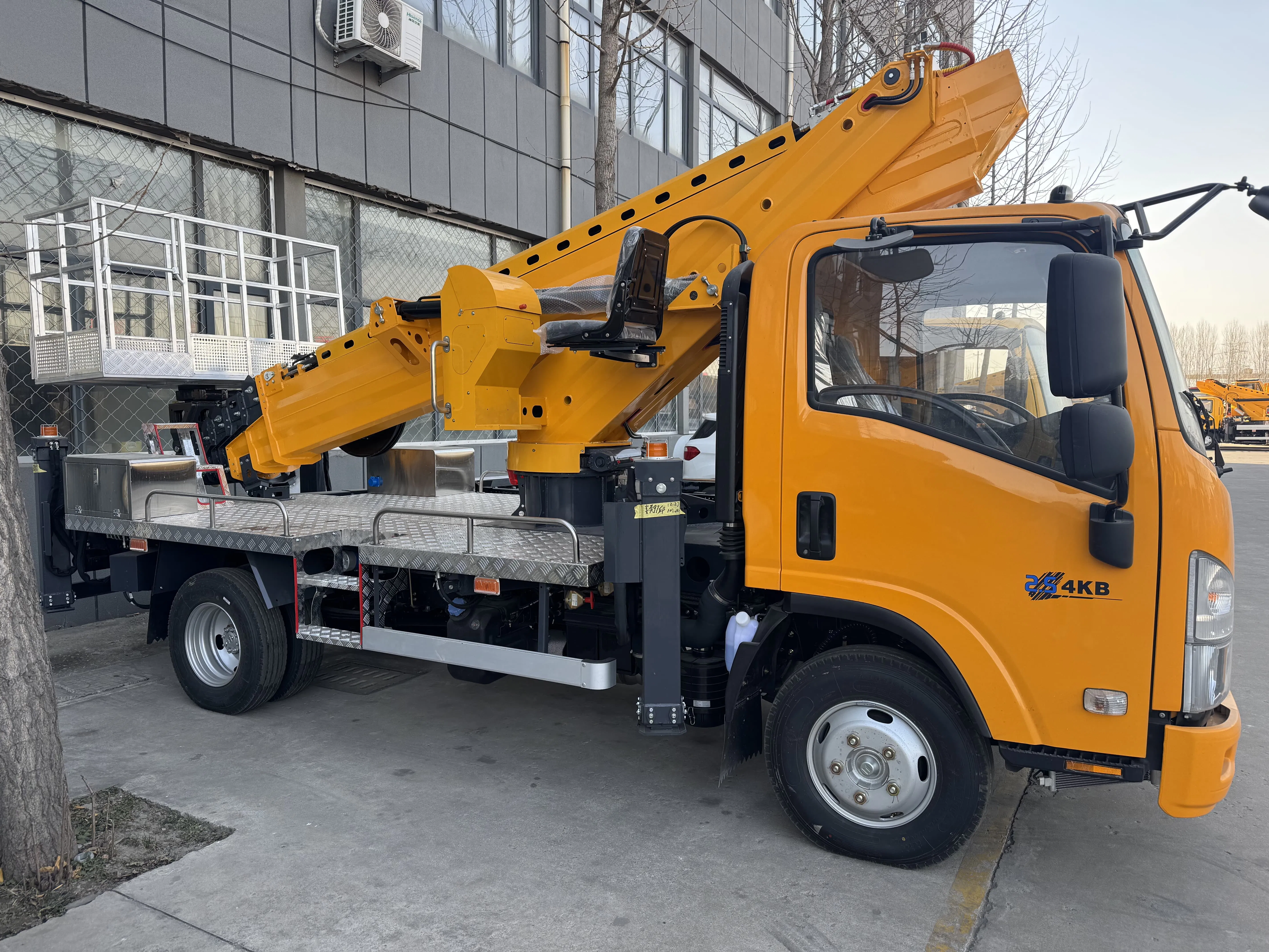 New Isuz U 7-Section Boom 30.5m Platform Hydraulic 4X2 Mobile Lifting Platform China Manufacturer Aerial Work Platforms Price