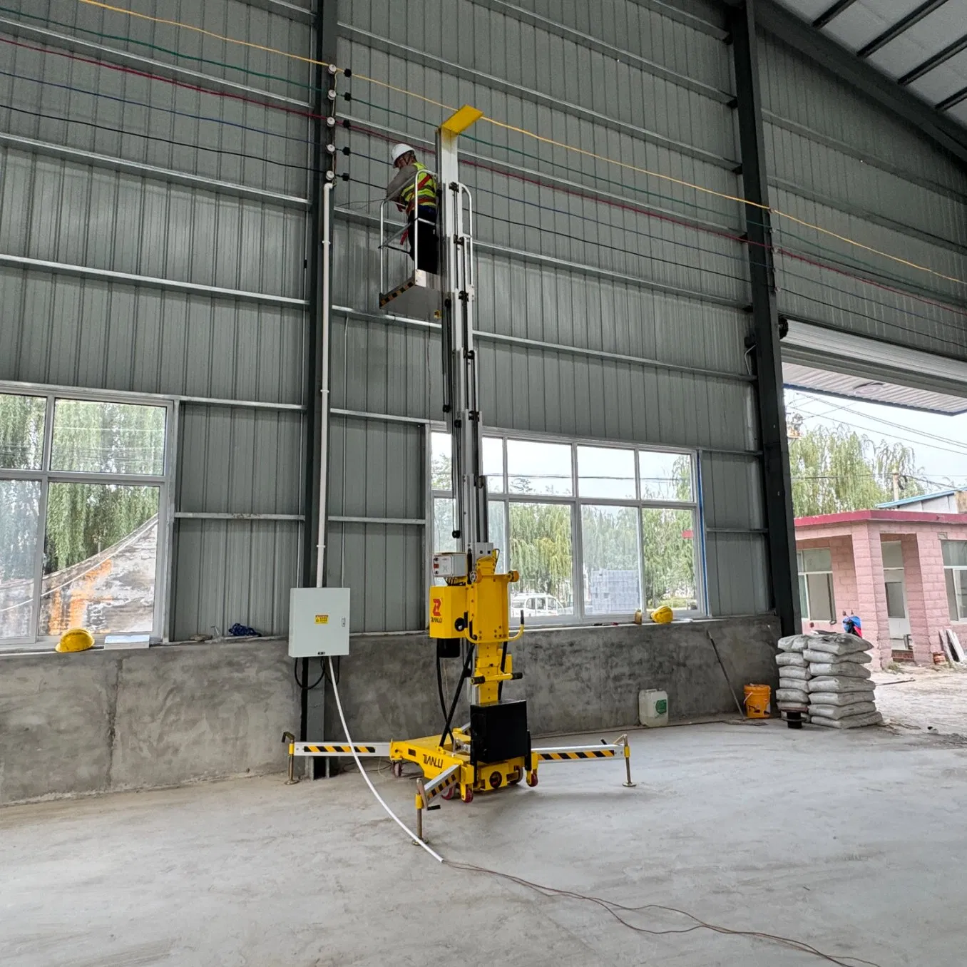 Single Mast Lift Table for Material Handling in Warehouses