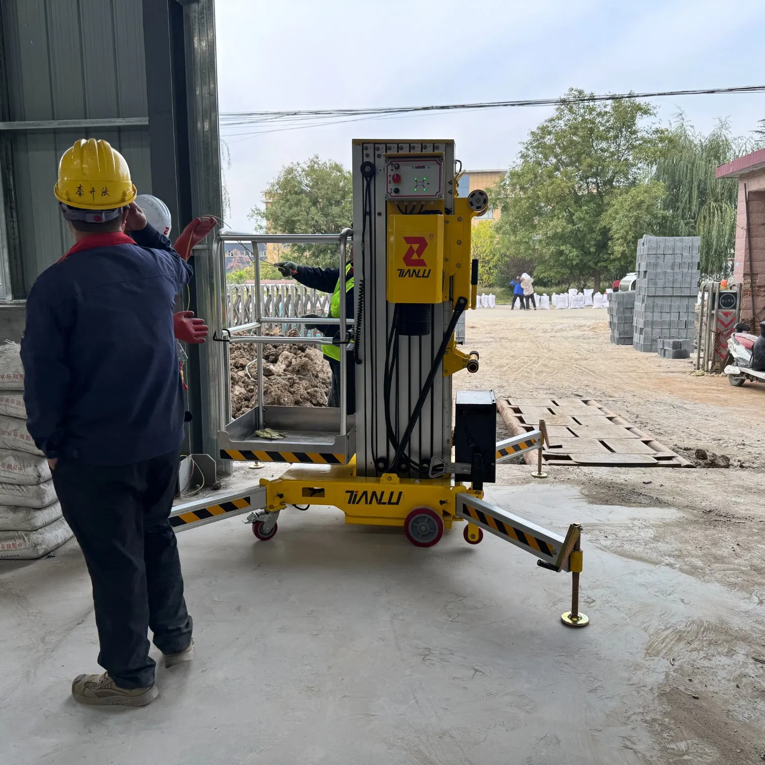 Single Mast Lift Table for Material Handling in Warehouses