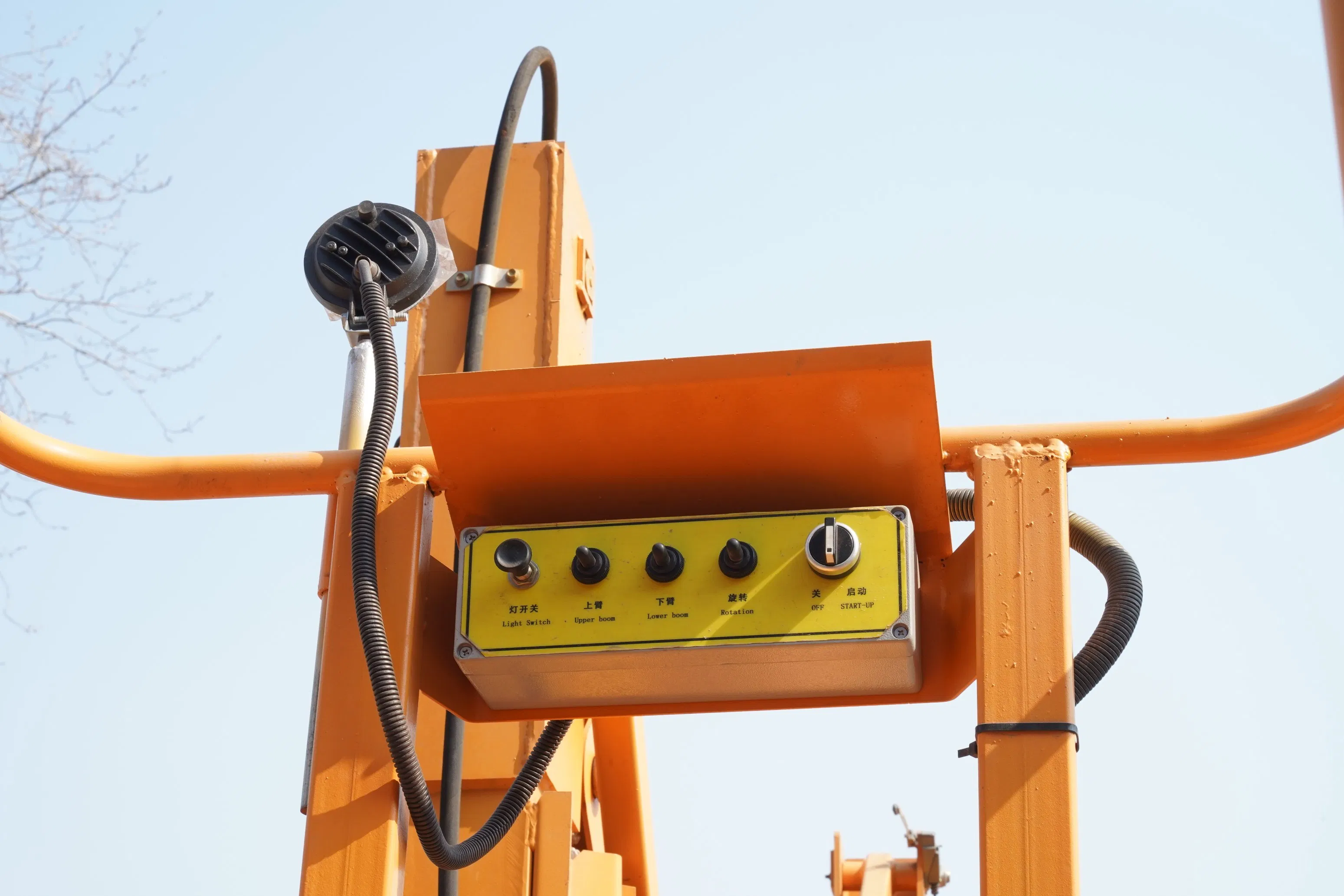 Full Electric Self-Propelled Cherry Picker Lift 8m Lightweight for Warehouse Maintenance