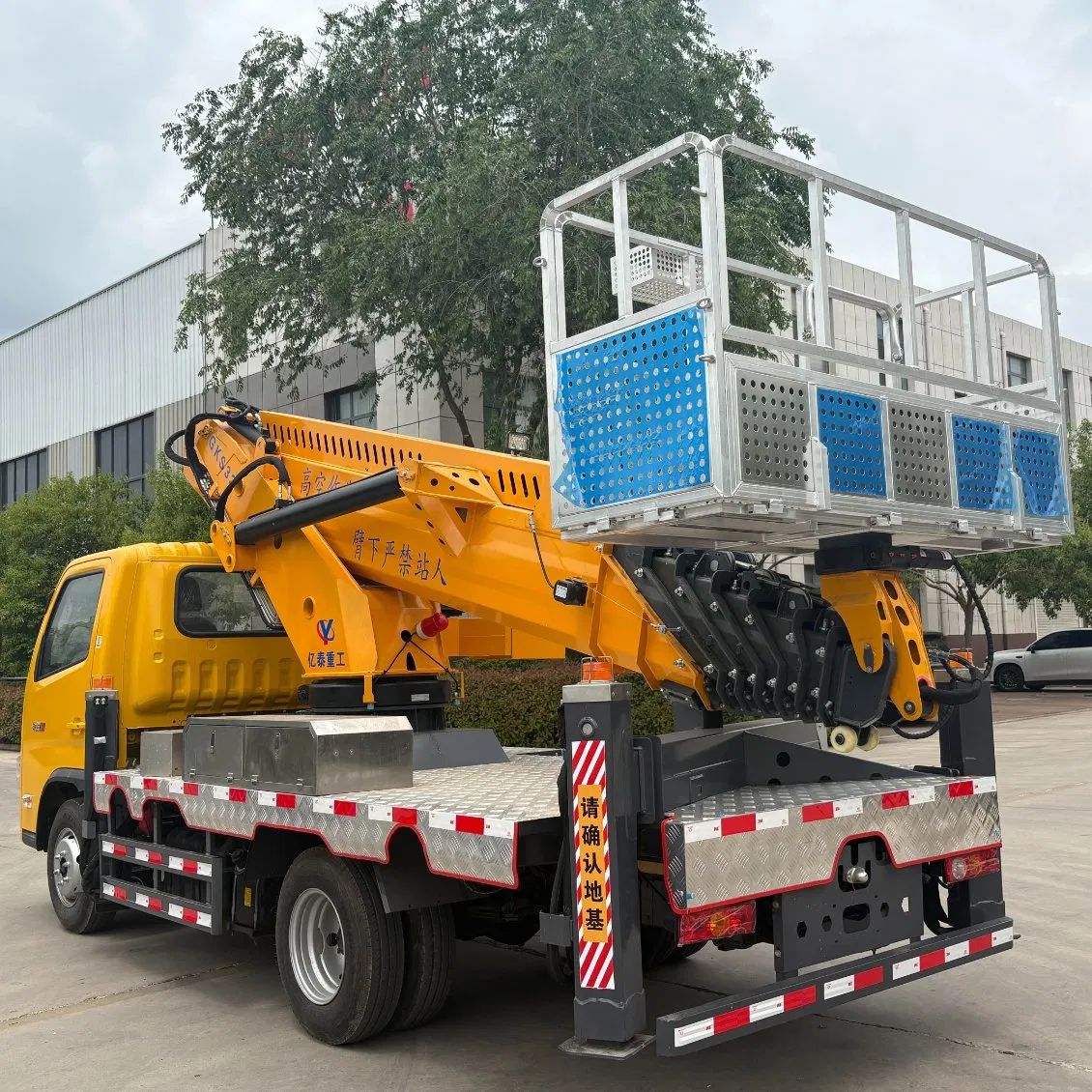 High Quality 32m Pickup Truck Mounted Aerial Work Platform Insulated Bucket with Telescopic Boom Truck