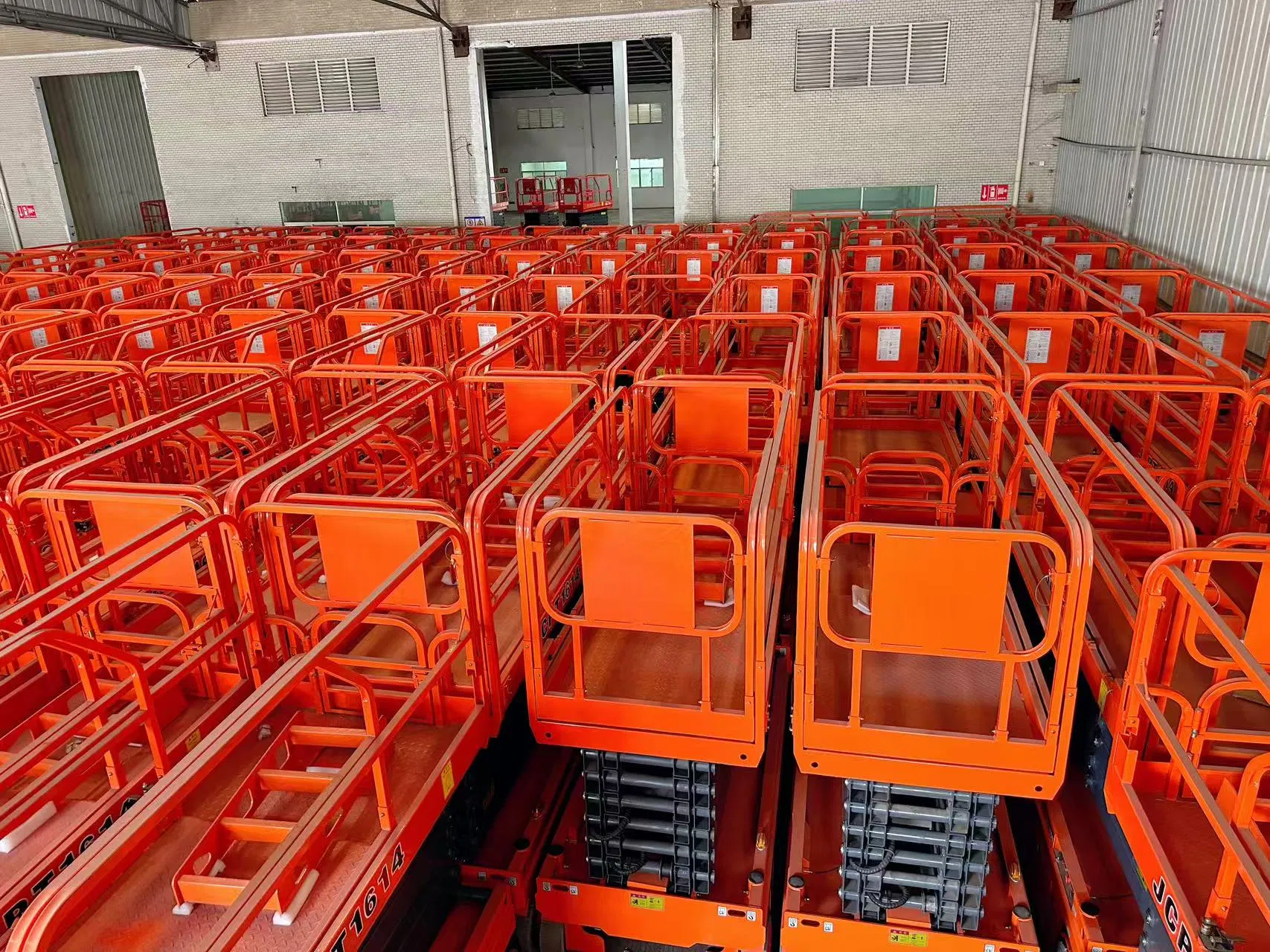 Electric Scissor Lift Vehicle for Efficient Material Handling