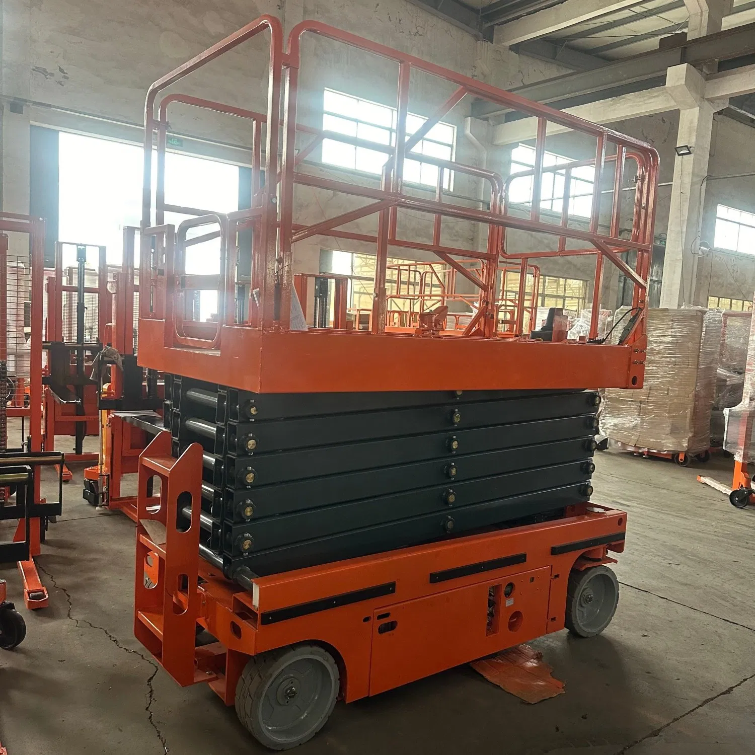 Mobile Self-Propelled 500kg 18m Aerial Work Platform, Flexible Aerial Lift Platform with Free Moving in Work Site
