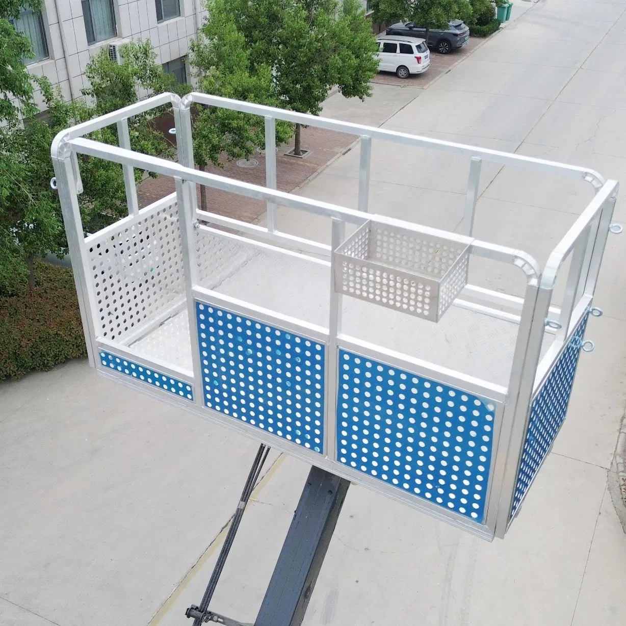 32 Meter Car Mounted Lifting Platform Electric Picking Machine High-Altitude Operation Vehicle for Sale at a Low Price