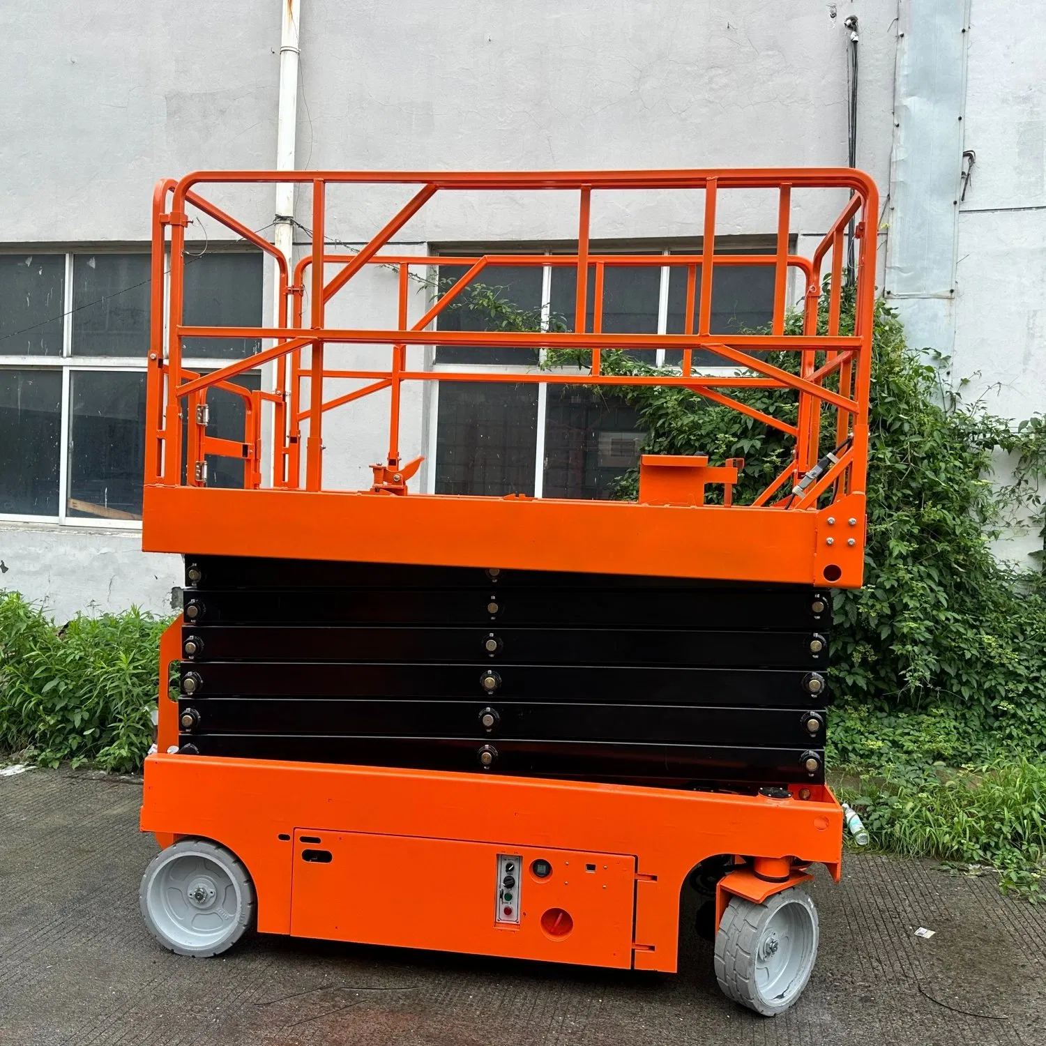 Mobile Self-Propelled 500kg 18m Aerial Work Platform, Flexible Aerial Lift Platform with Free Moving in Work Site