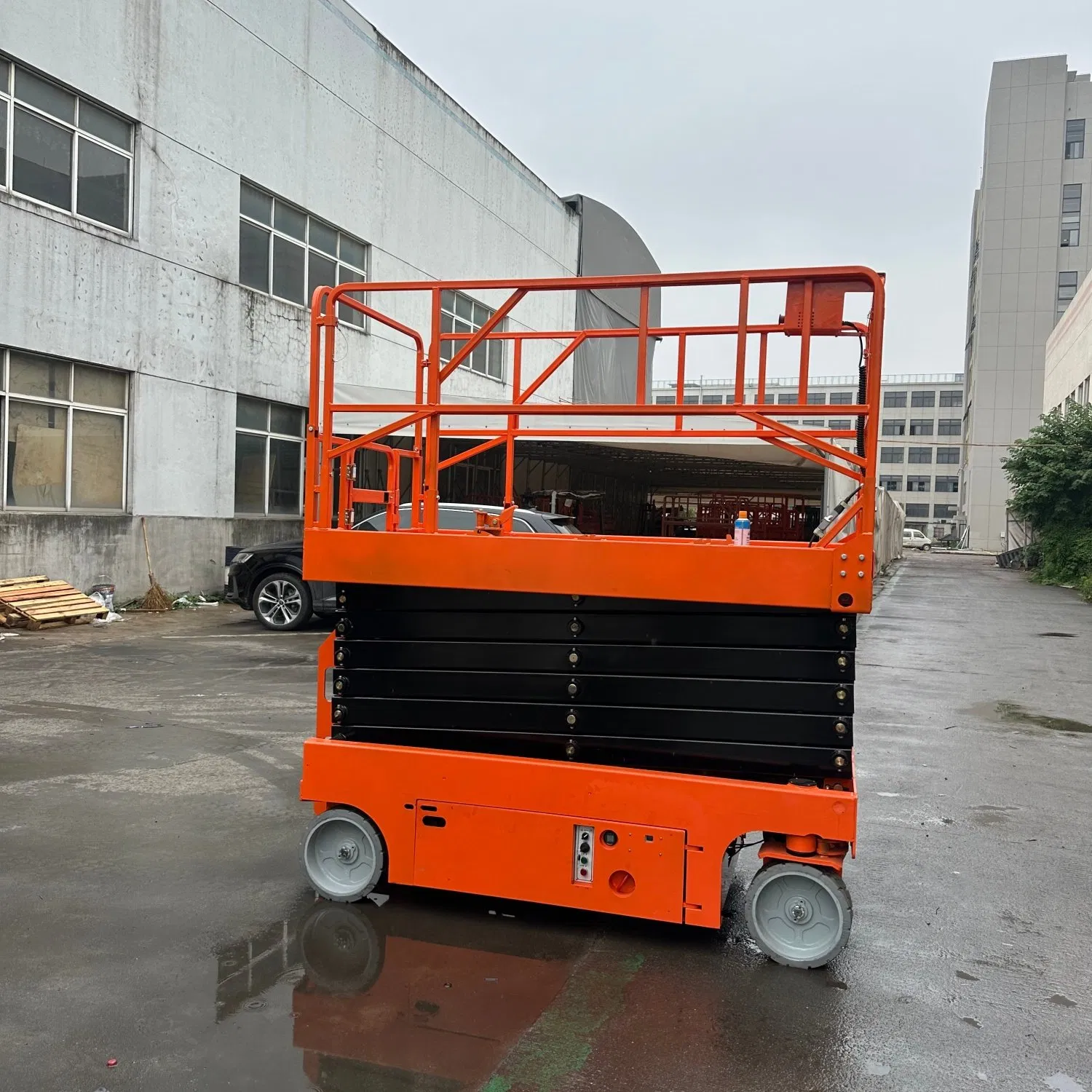 Mobile Self-Propelled 500kg 18m Aerial Work Platform, Flexible Aerial Lift Platform with Free Moving in Work Site