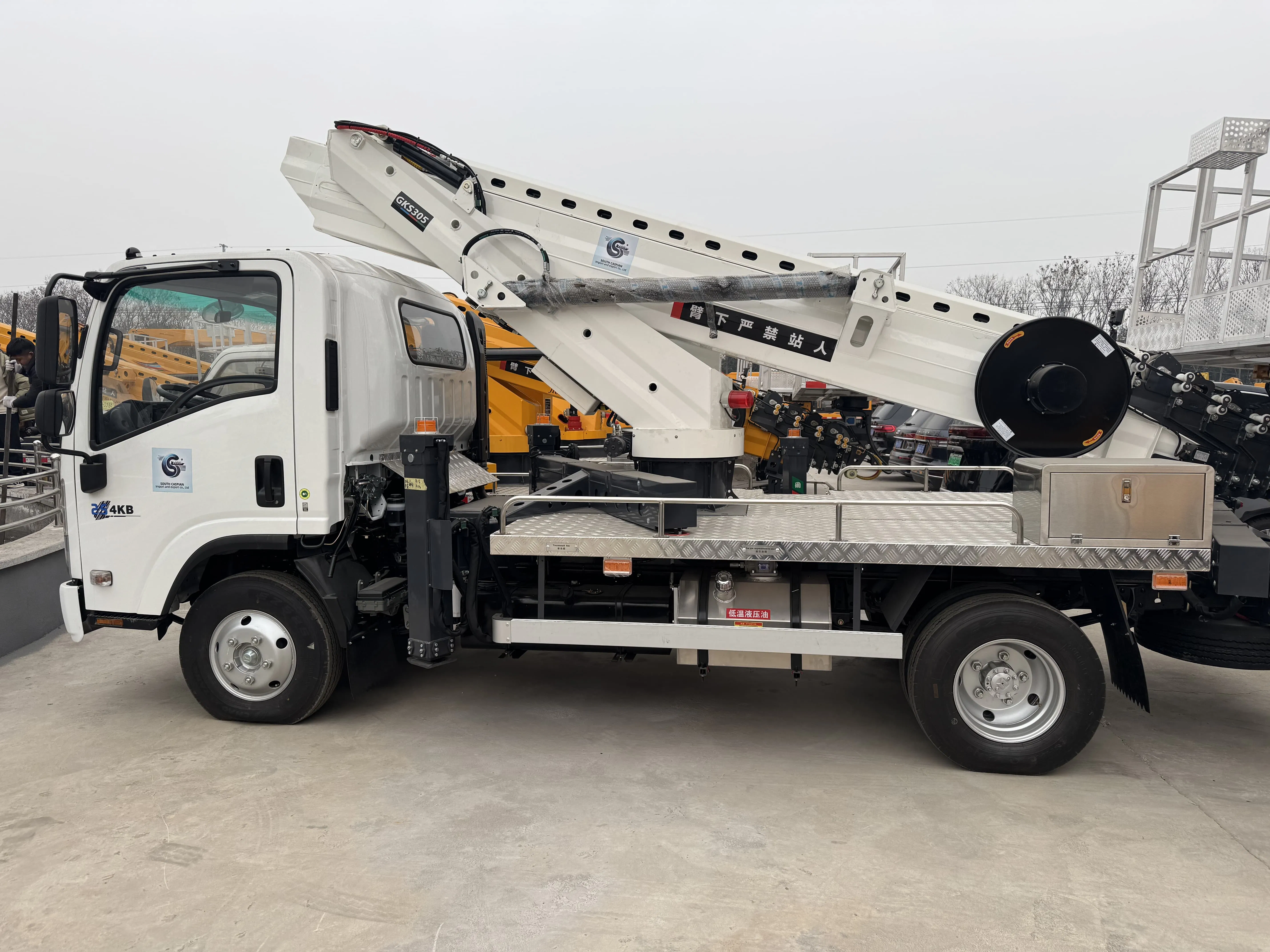 New Isuz U 7-Section Boom 30.5m Platform Hydraulic 4X2 Mobile Lifting Platform China Manufacturer Aerial Work Platforms Price