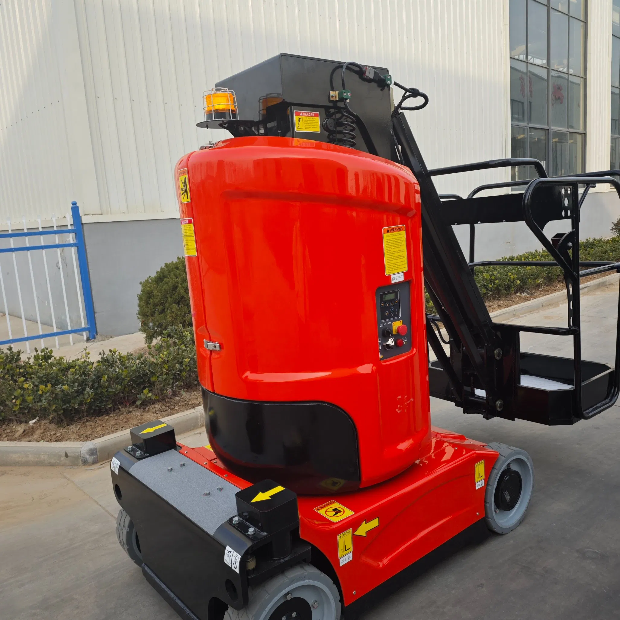 Mobile Telescopic Work Platform Electric Hydraulic 200kg Personnel Lift Self-Propelled Vertical Mast