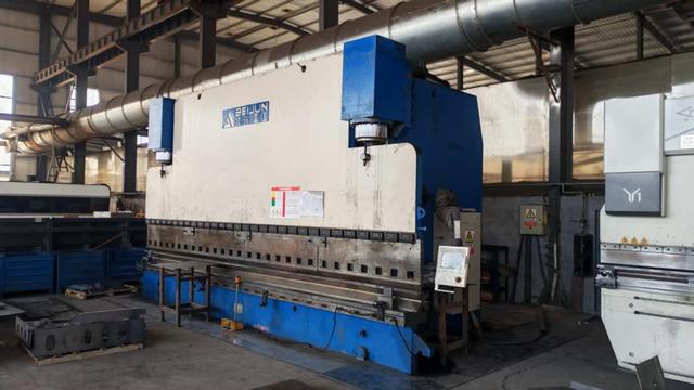 Mobile scissor lift for flexible material handling and elevated work positioning