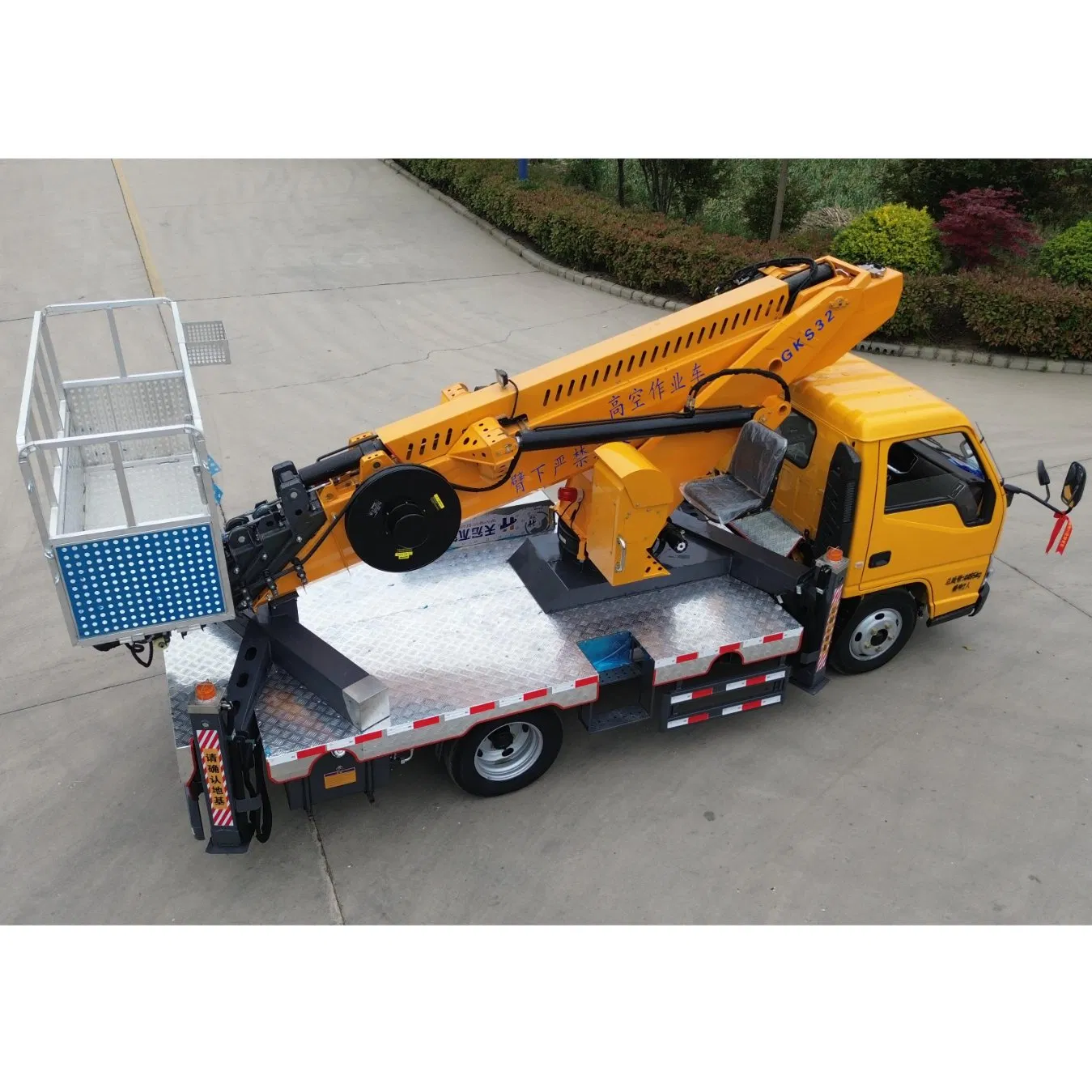 32 Meter Car Mounted Lifting Platform Electric Picking Machine High-Altitude Operation Vehicle for Sale at a Low Price