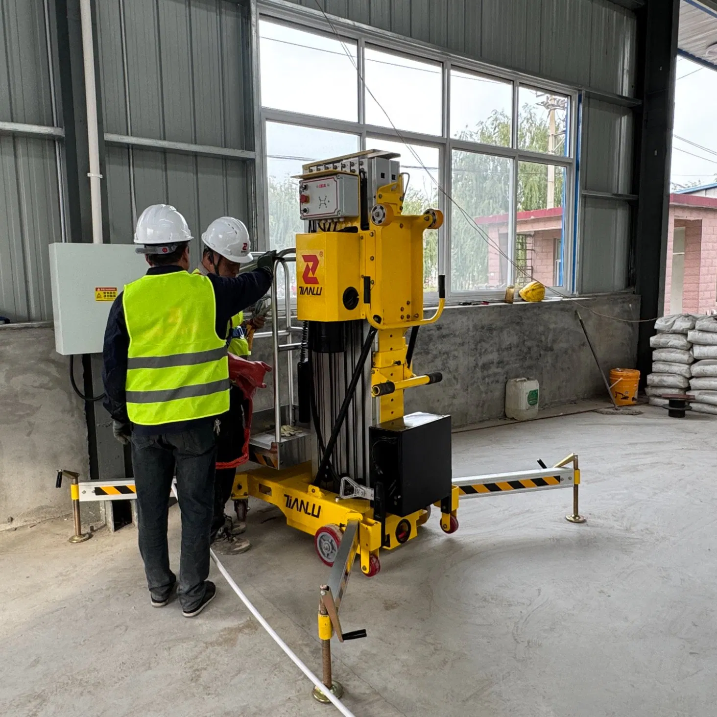 Single Mast Lift Table for Material Handling in Warehouses