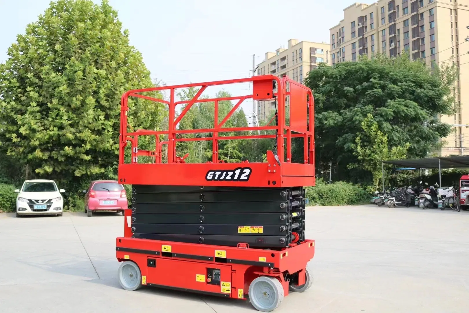 Haokun Rough Terrain Man 450kg 320kg Electric Hydraulic Battery Self Propelled Scissor Lift