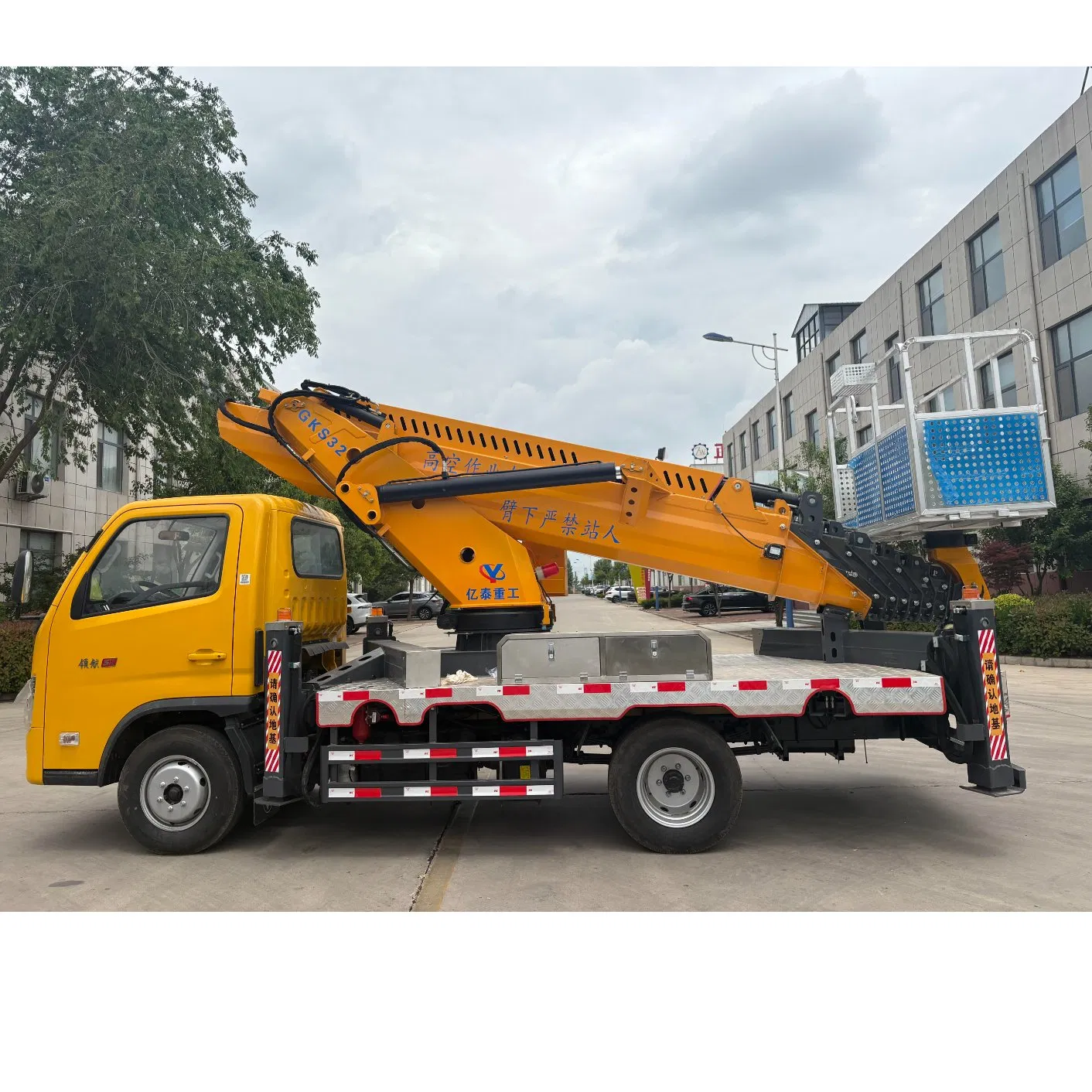 High Quality 32m Pickup Truck Mounted Aerial Work Platform Insulated Bucket with Telescopic Boom Truck