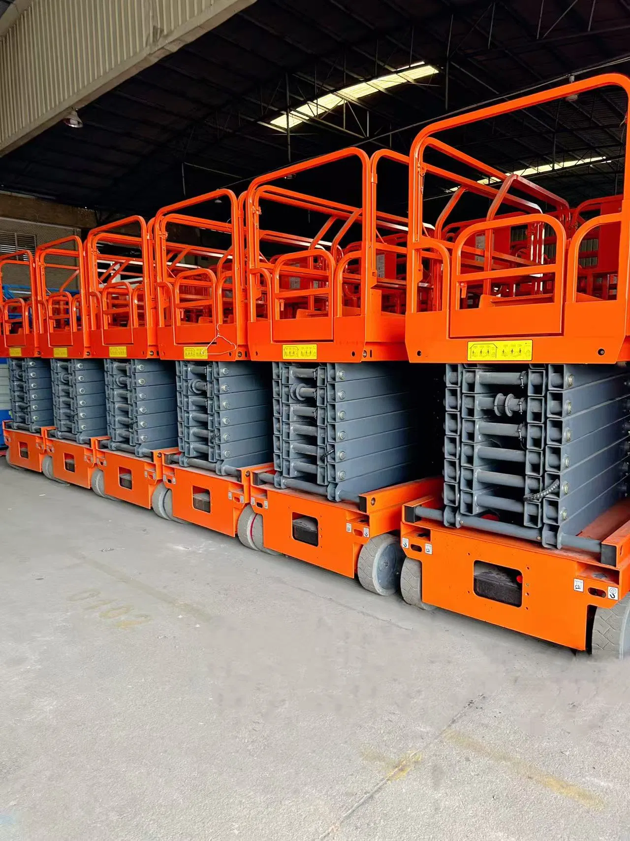 Electric Scissor Lift Vehicle for Efficient Material Handling