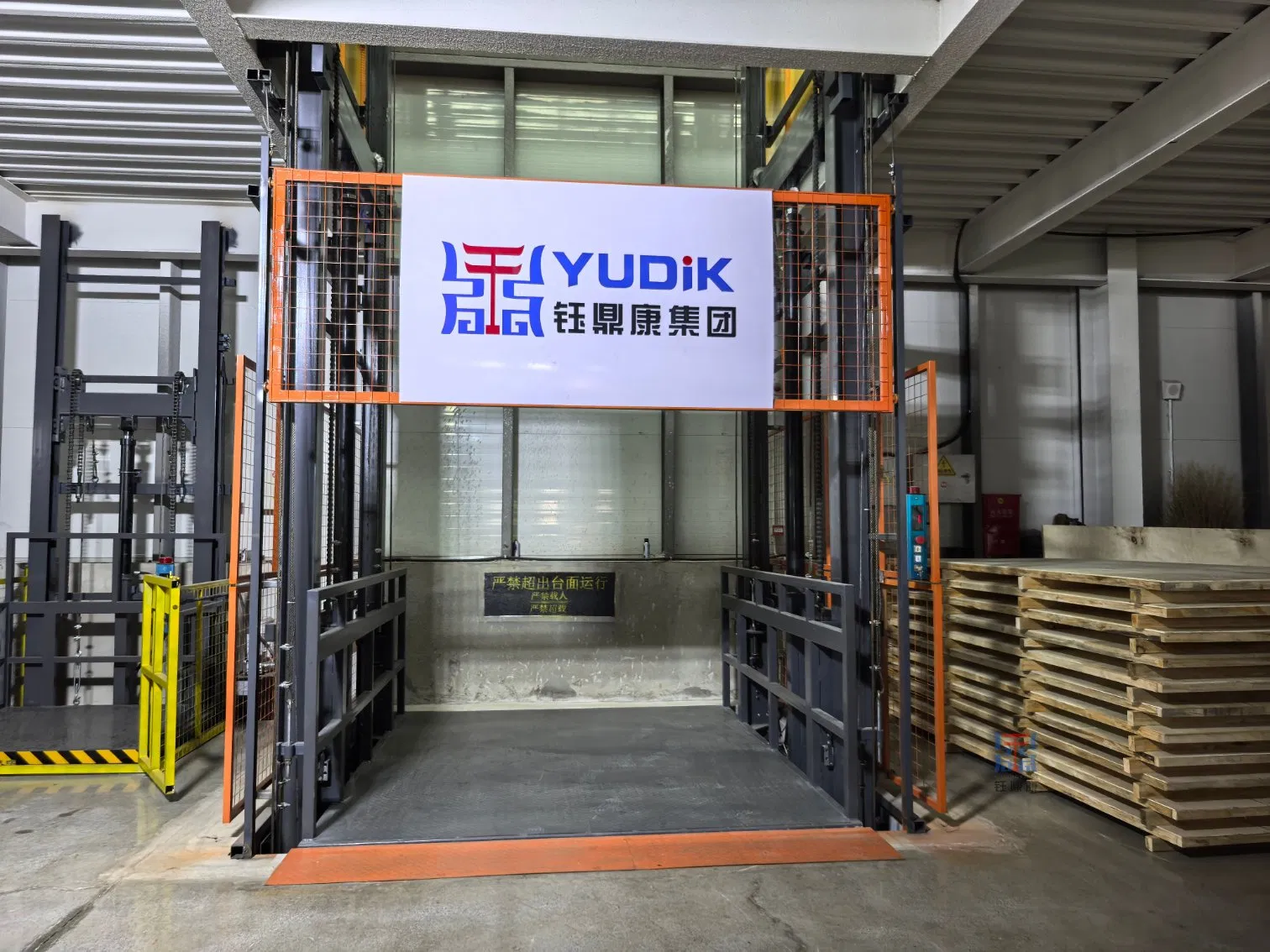 Reliable Vertical Freight Lift for Warehouse Operations and Logistics