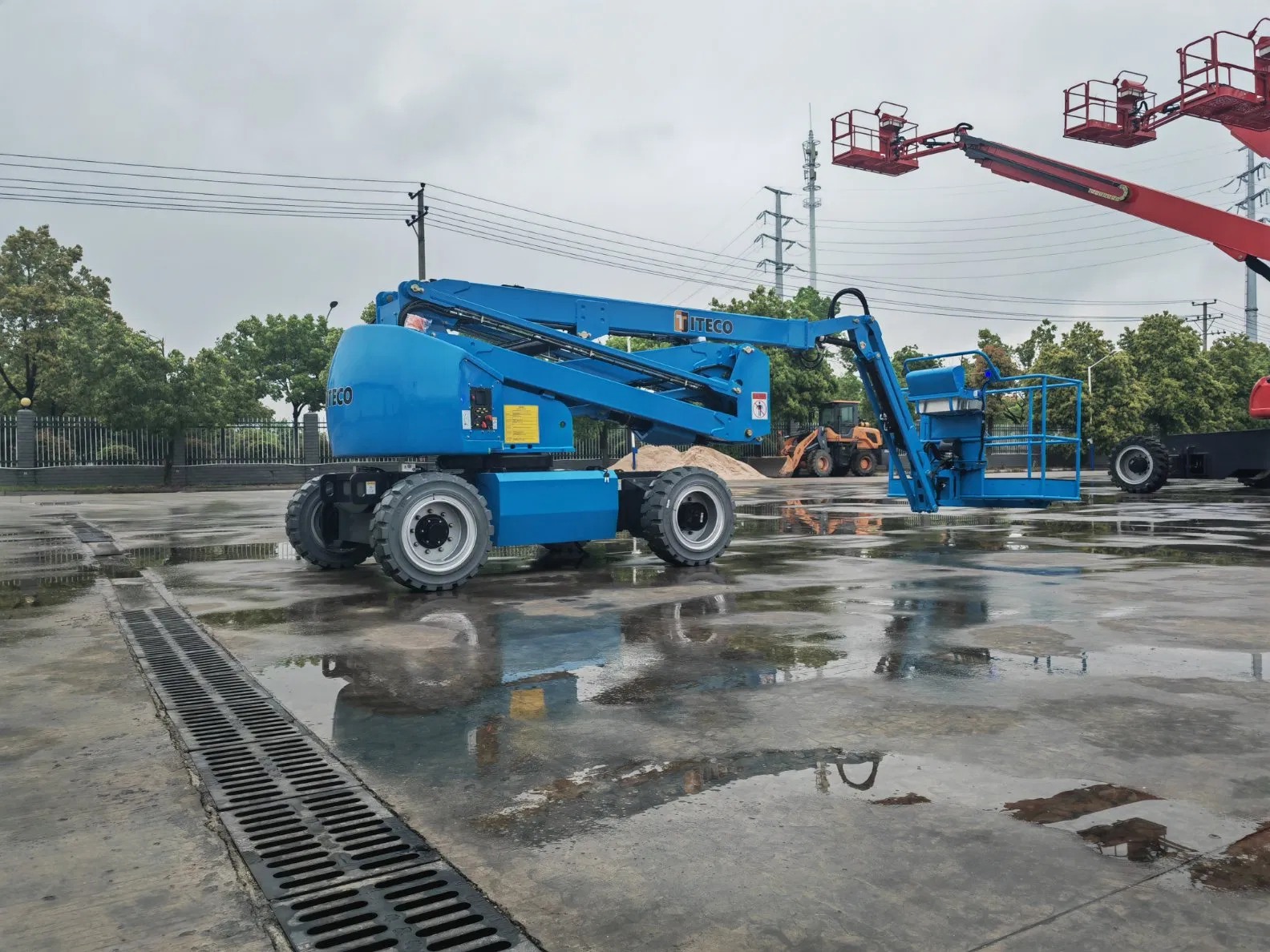 Top Sales Gtzz12D 12m 230kg Electric Articulated Boom Man Lift Aerial Work Platform Self-Propelled Cherry Picker Manlift Car Lift for Warehouse