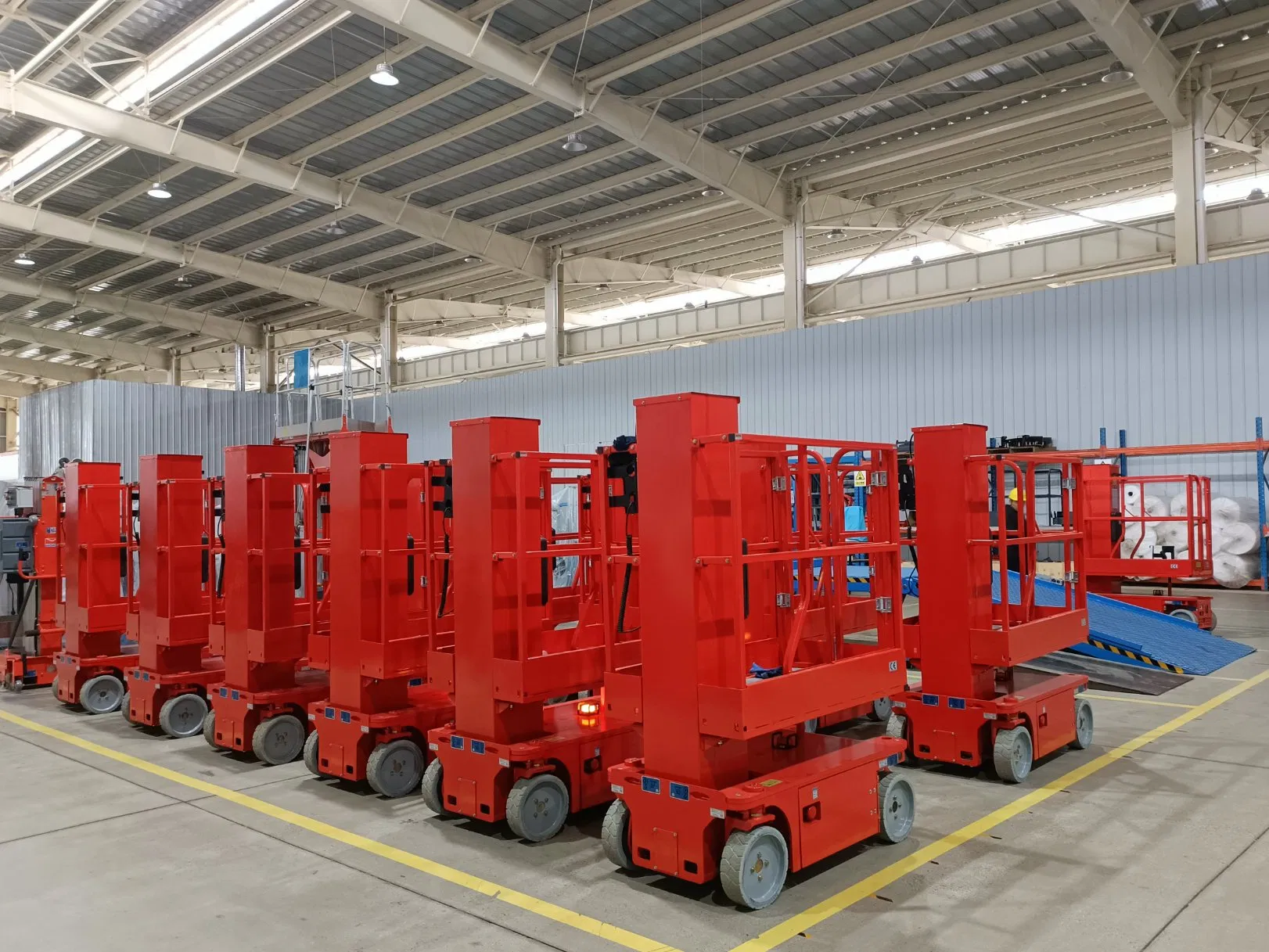 Platform Capacity of 500 Lbs. 227kg Working Height 31 FT. 6 in. 9.8m Vertical Mast Boom Lift Man Lift Cherry Picker Vertical Mast Lift