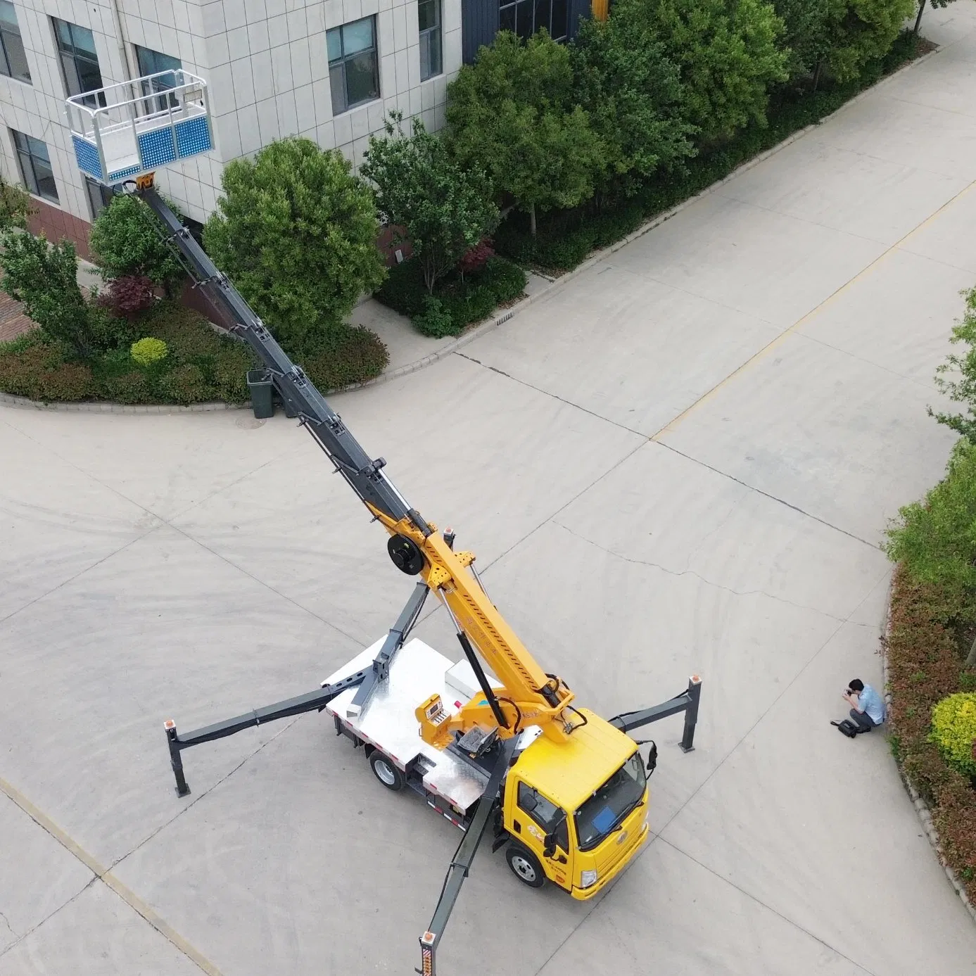 32 Meter Car Mounted Lifting Platform Electric Picking Machine High-Altitude Operation Vehicle for Sale at a Low Price
