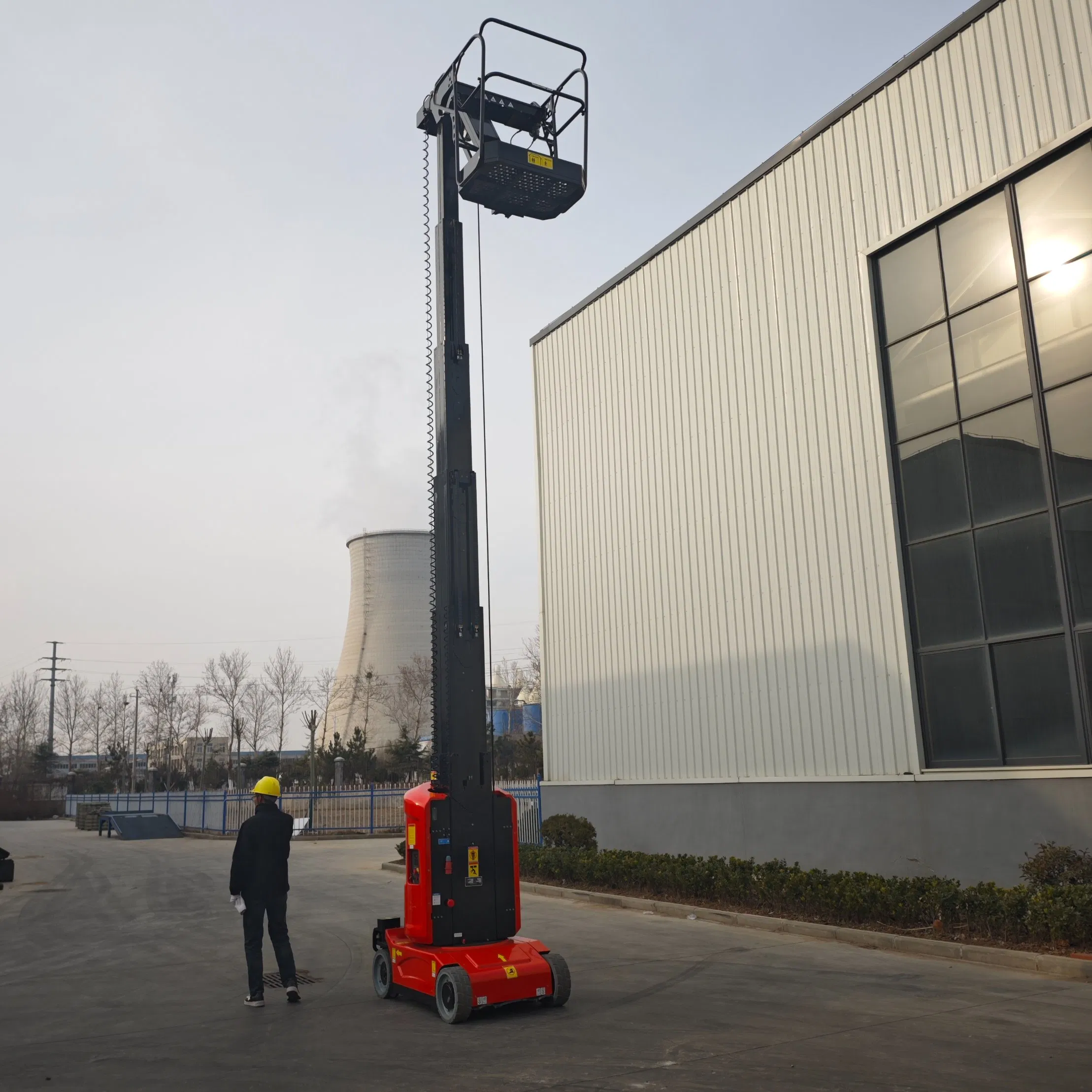 Mobile Telescopic Work Platform Electric Hydraulic 200kg Personnel Lift Self-Propelled Vertical Mast