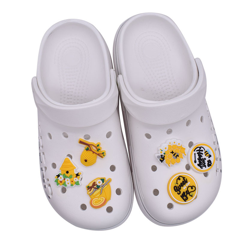 Cute Cartoon Bee PVC Soft Rubber Decorative Buckle for Hole Shoes, Shoe Flowers, Shoe Buckles, Wristbands, and Phone Case Accessories in Stock.