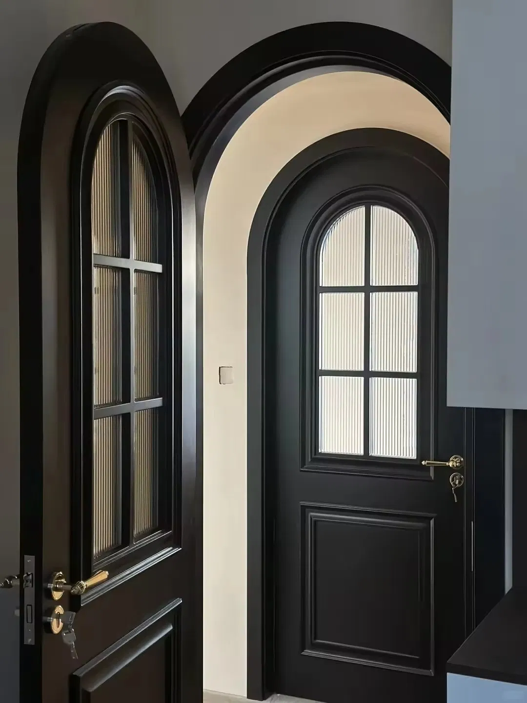 China Modern Main Entrance House Villa Room Solid Wood Bedroom Interior Door with Alloy Smart Lock Modern Home Decoration