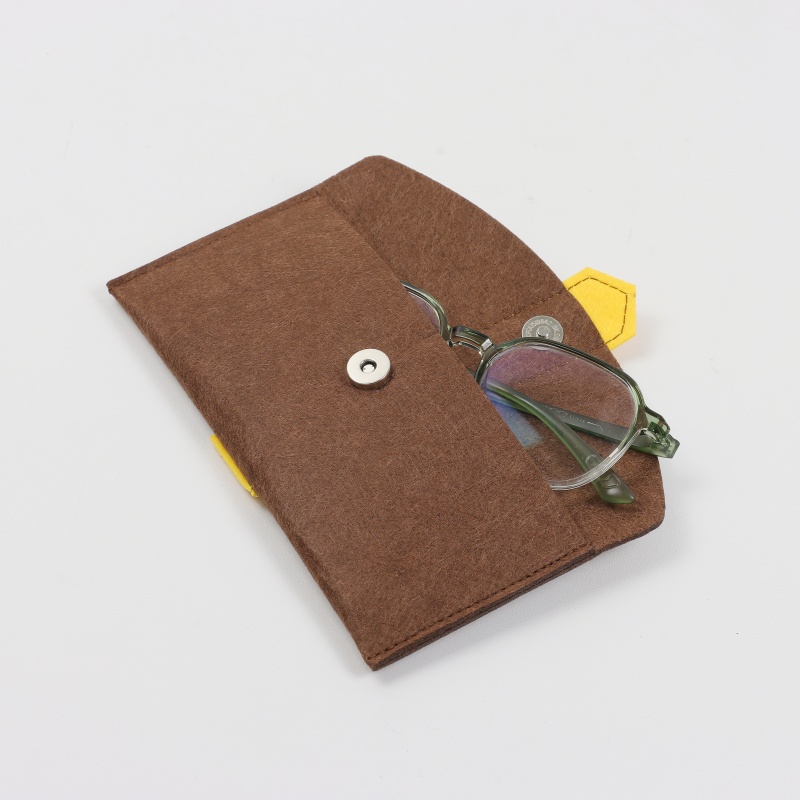 Felt eyeglasses pouch detail image 4