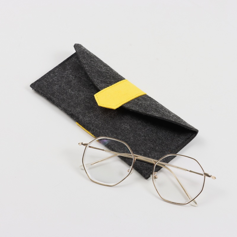 Felt eyeglasses pouch detail image 5