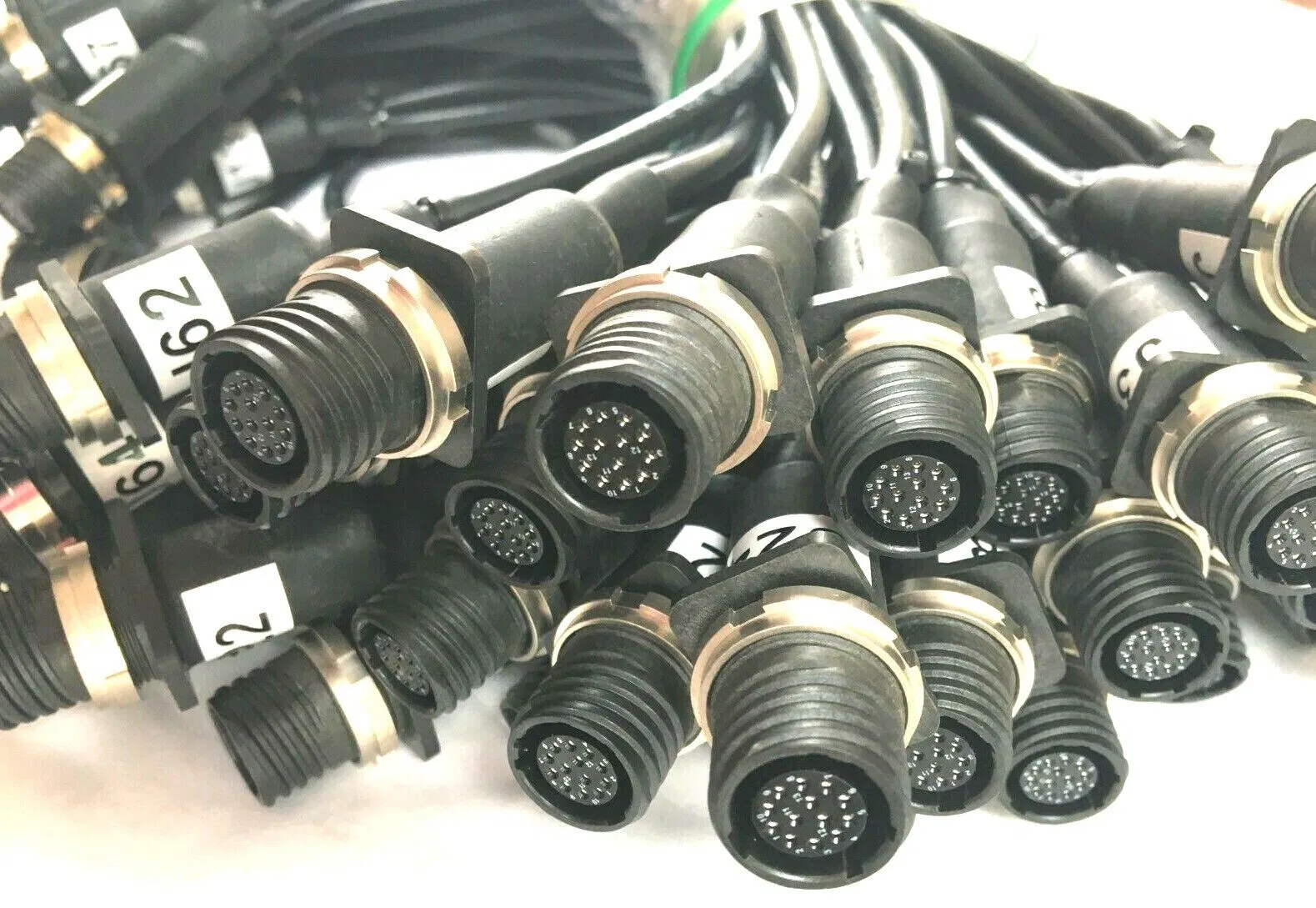 High-Speed Amphenol Cable Assembly for Efficient Data Transfer