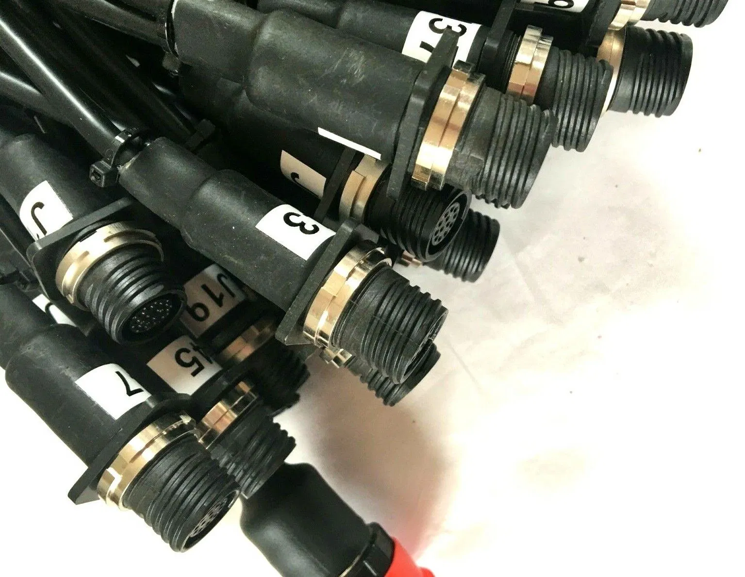 High-Speed Amphenol Cable Assembly for Efficient Data Transfer