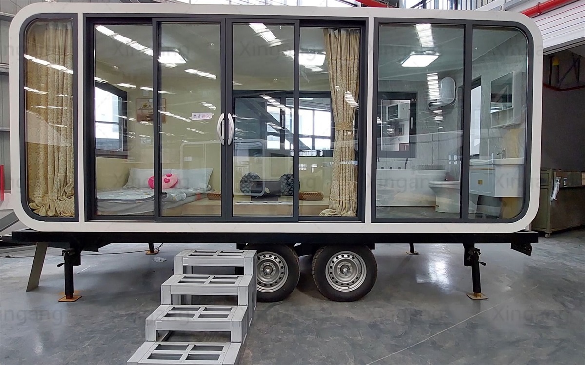 Fully Equipped Steel Chalet Prefabricated Tiny Home Wheels Container Cabins Mobile Trailer House with Gym and Bathroom