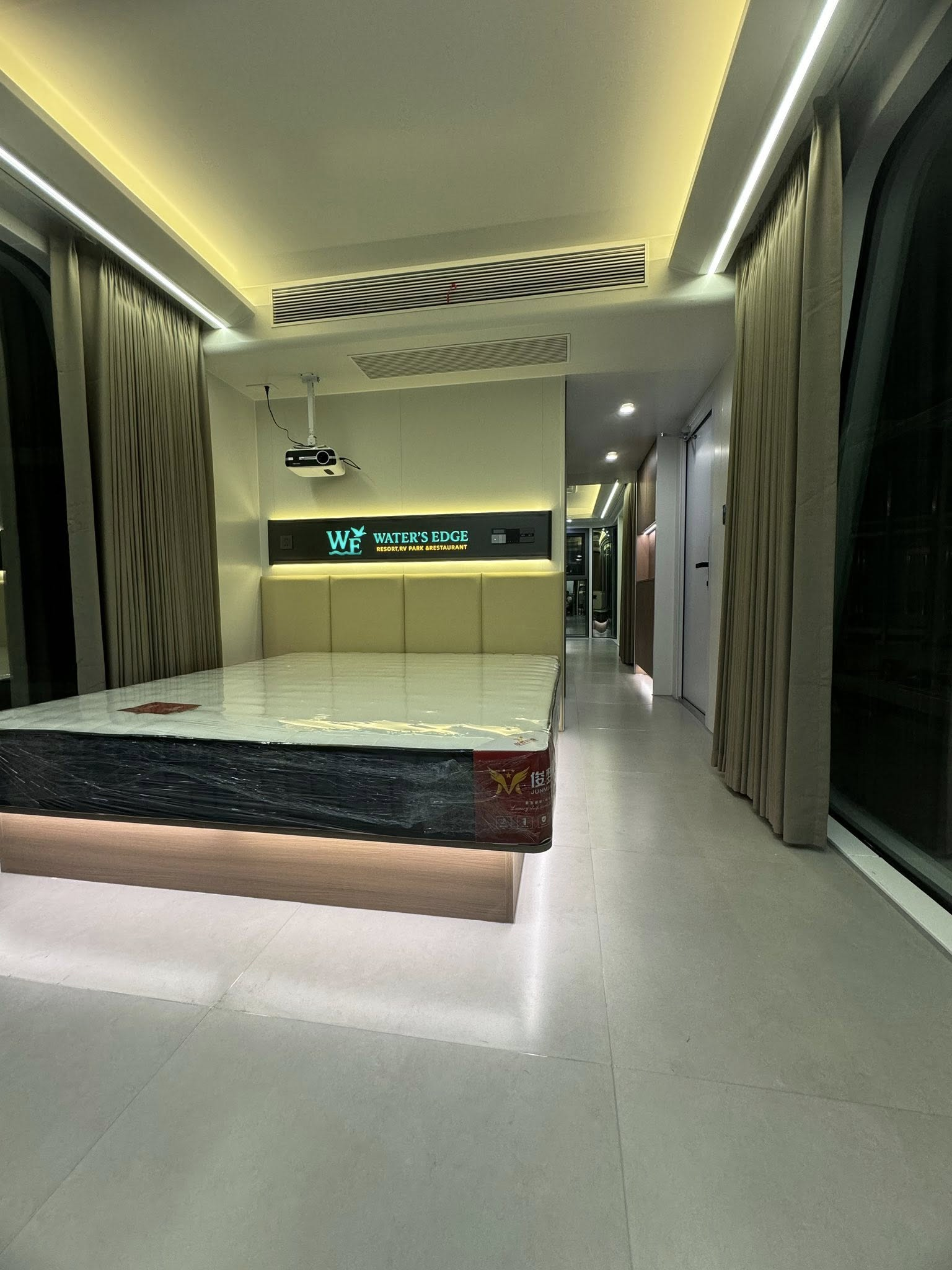 Modern Aluminum Lightweight Space Capsule Movable Prefab House with Steel Frame Luxury Tiny Container Home