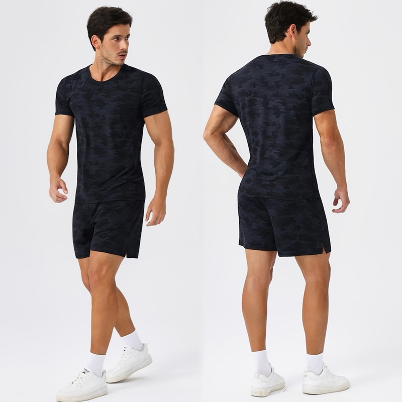 Conjunto de Verão Leve para Homens 2 Camiseta Esportiva com Padrão Camo + Shorts Atletas com Bolsos Laterais Roupa Ativa para Academia