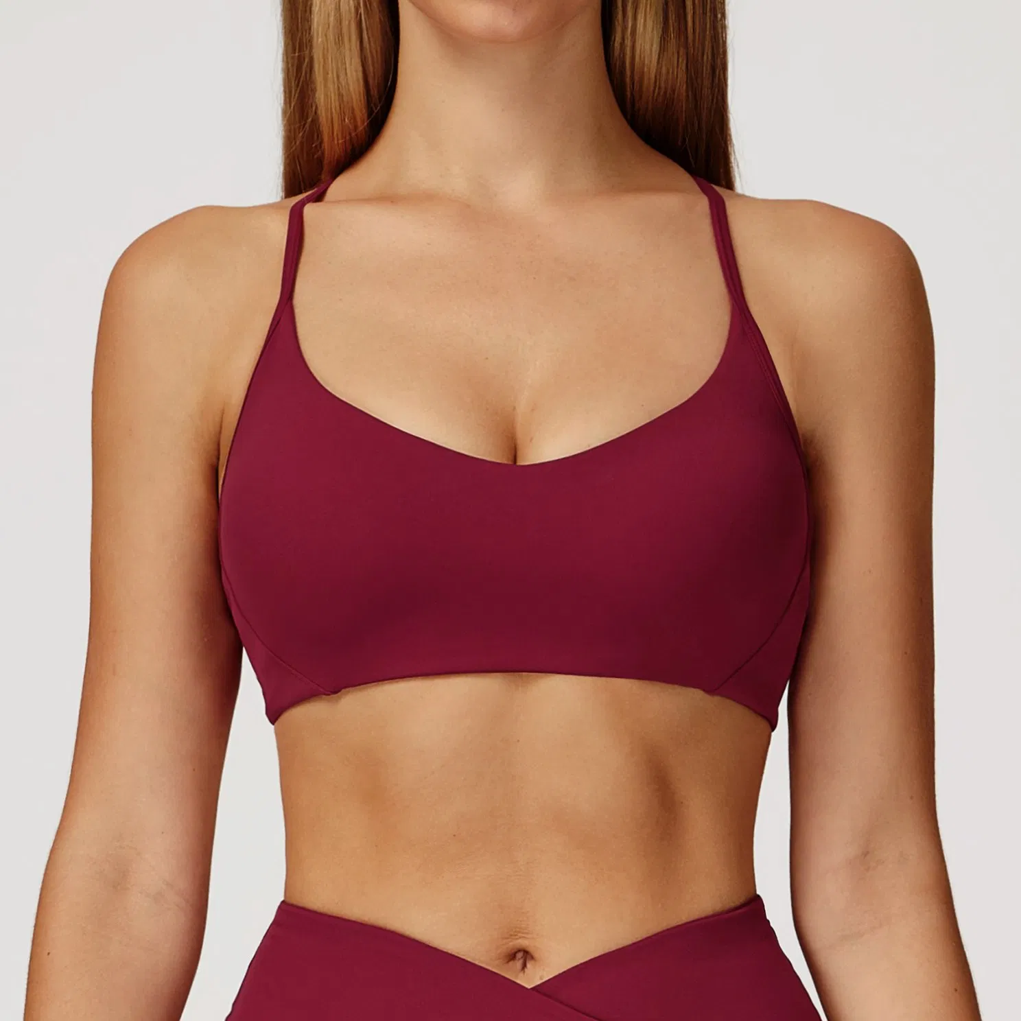 Sutiã esportivo longo com decote em V sexy para mulheres, design de costas em Y com alças ajustáveis, almofadas removíveis, roupa de ginástica respirável em acabamento fosco