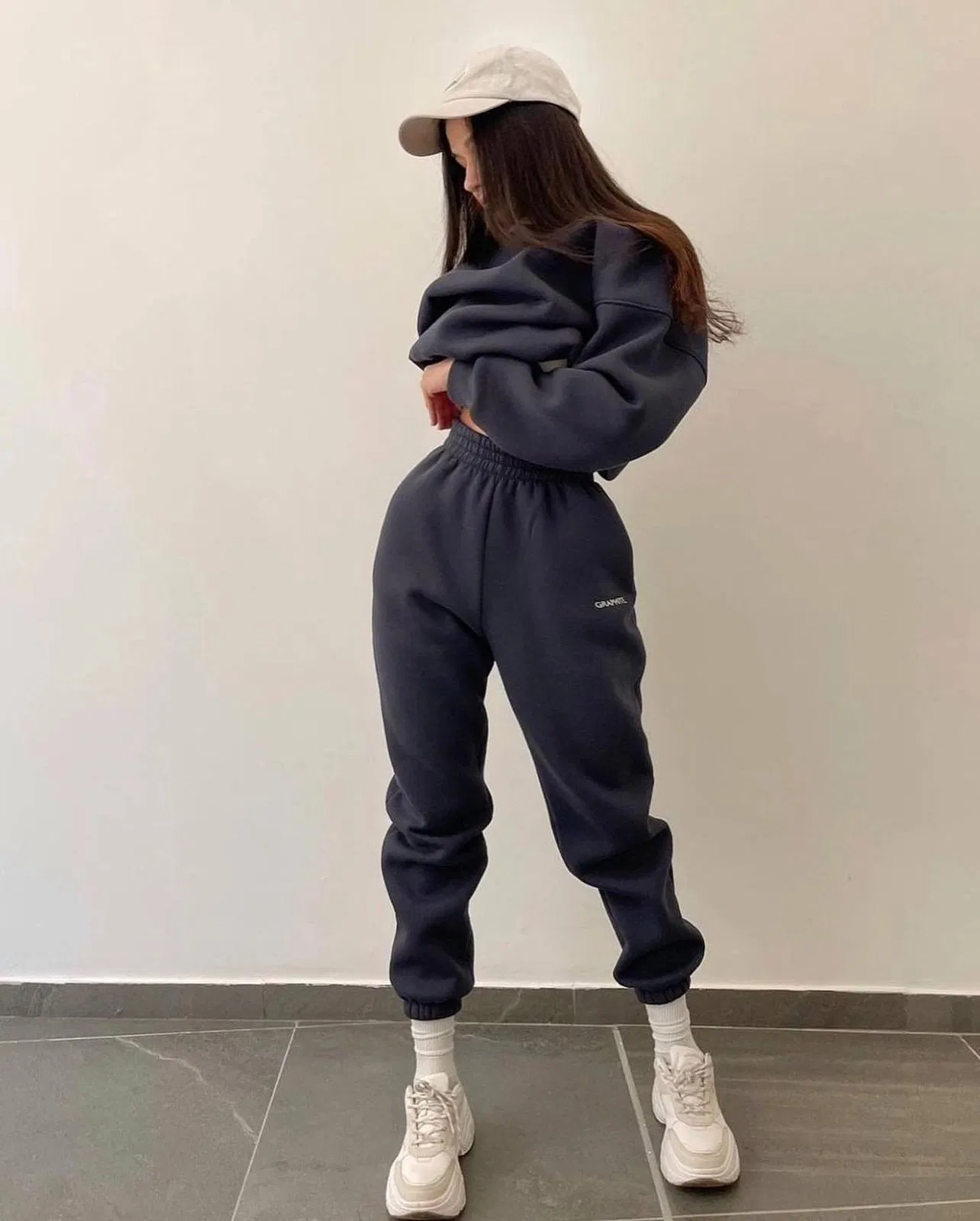Conjunto de roupas esportivas casuais personalizáveis e modernas com design de bordado estiloso