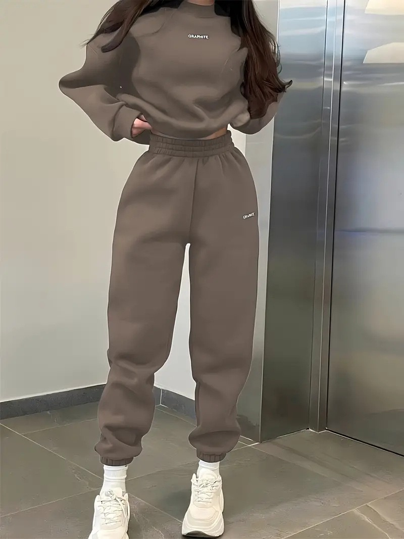 Conjunto de roupas esportivas casuais personalizáveis e modernas com design de bordado estiloso