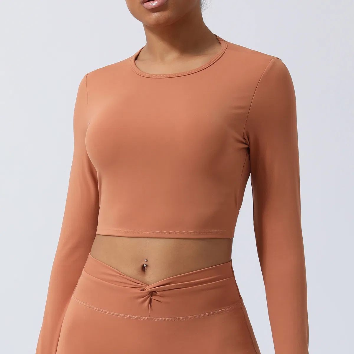 Roupas de Ciclismo de Ginástica Sexy com Corte em Diamante Oco Costas Descobertas de Atacado, Top Cropped de Manga Longa para Mulheres, Camiseta de Yoga e Corrida com Impressão de Logotipo Personalizada e Aberturas para os Dedos