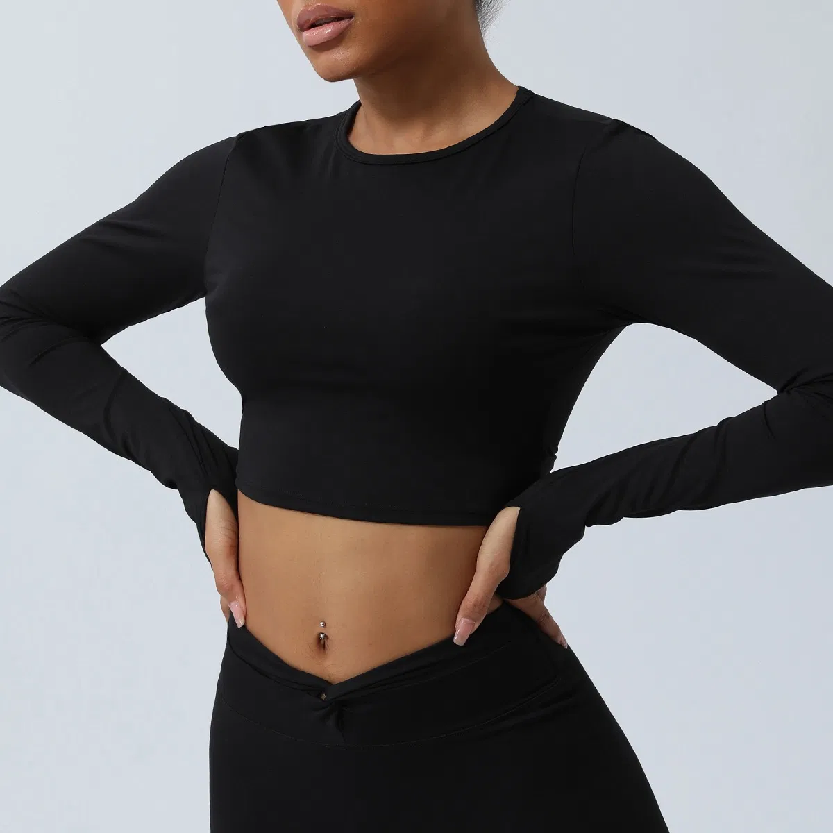 Roupas de Ciclismo de Ginástica Sexy com Corte em Diamante Oco Costas Descobertas de Atacado, Top Cropped de Manga Longa para Mulheres, Camiseta de Yoga e Corrida com Impressão de Logotipo Personalizada e Aberturas para os Dedos