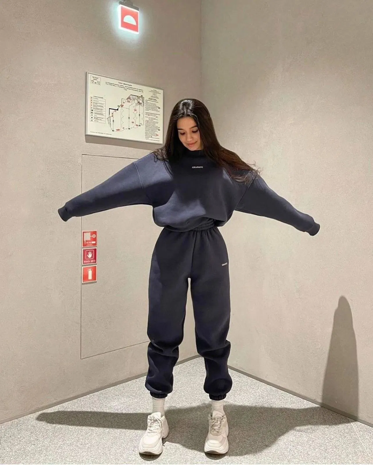 Conjunto de roupas esportivas casuais personalizáveis e modernas com design de bordado estiloso