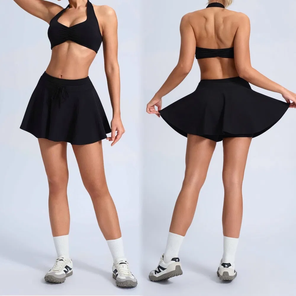 Conjunto de Moda Quente da Amazon 2 Conjunto de Roupas de Exercício Sem Costas para Padel Tênis para Mulheres, Sutiã Esportivo com Gola Halter + Saia Atlética Fluida com Shorts + Bolso