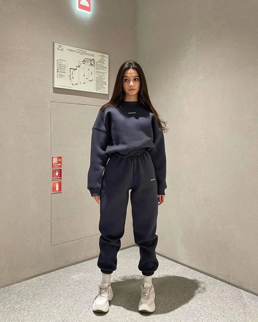 Conjunto de roupas esportivas casuais personalizáveis e modernas com design de bordado estiloso