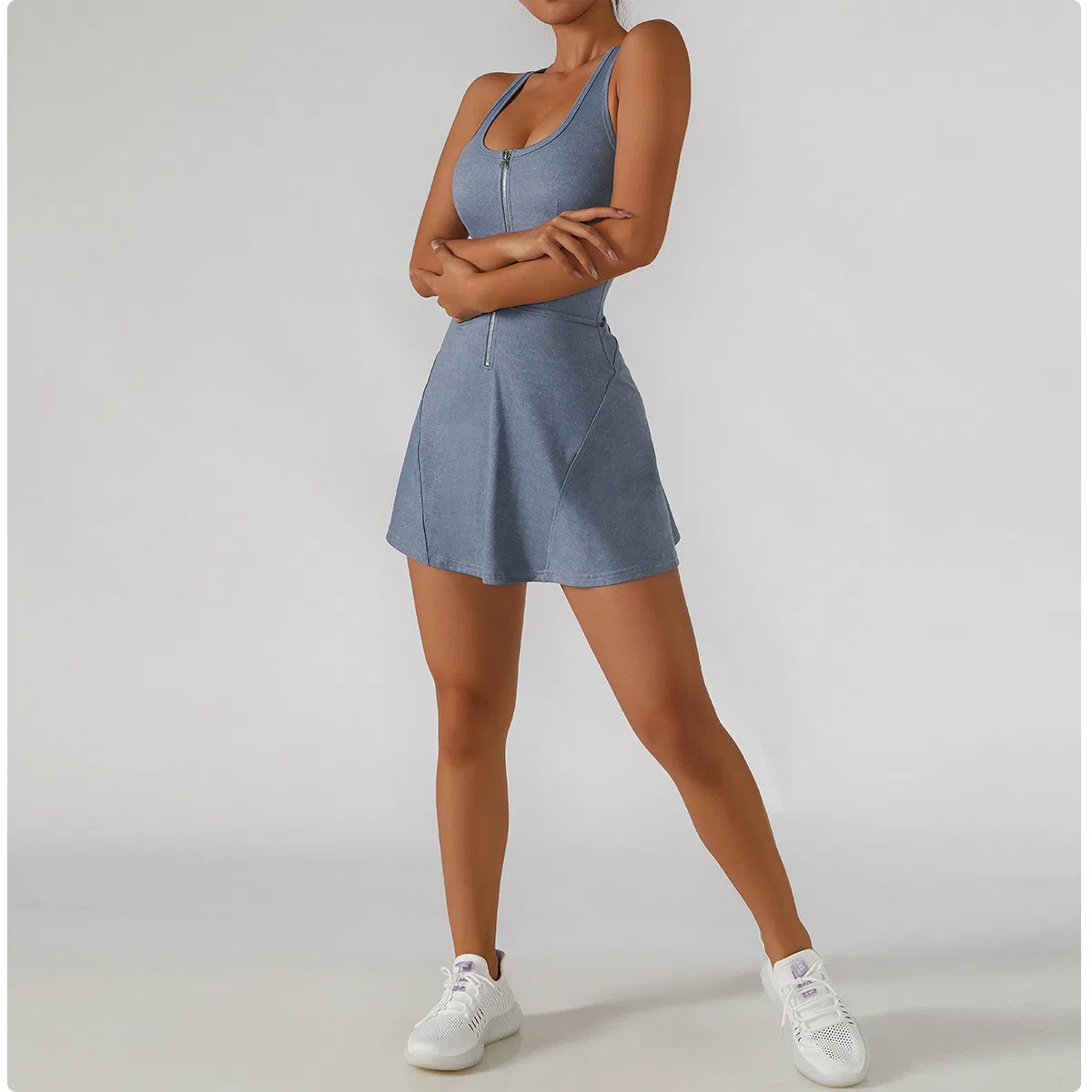 Roupas de Fitness para Mulheres; Camisetas Sem Mangas Imitando Jeans, Saia Esportiva Antirreflexo, Vestido de Tênis Esportivo