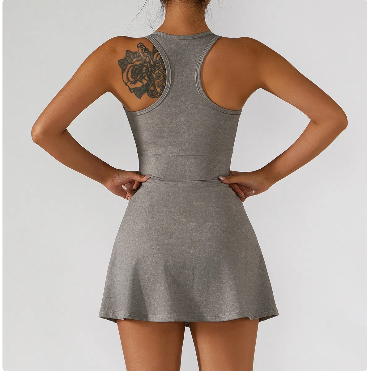 Roupas de Fitness para Mulheres; Camisetas Sem Mangas Imitando Jeans, Saia Esportiva Antirreflexo, Vestido de Tênis Esportivo