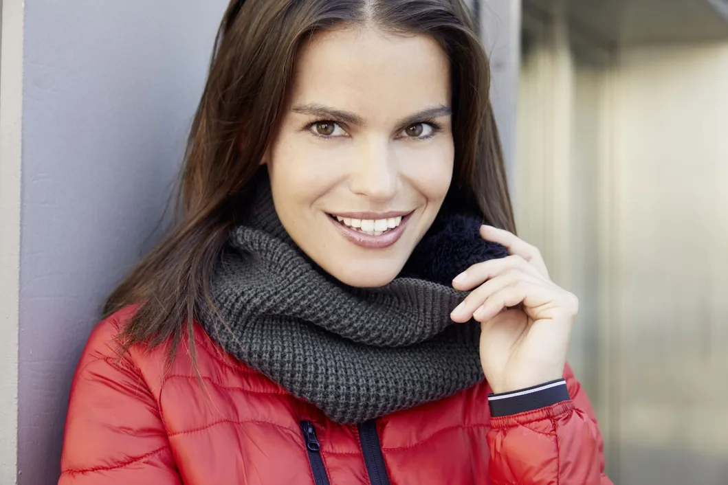 100% Acrylic Knitted Loop Around Neck Comfortable Scarf Ladies Long Acrylic Infinity Ombre Striped Snood for Winter