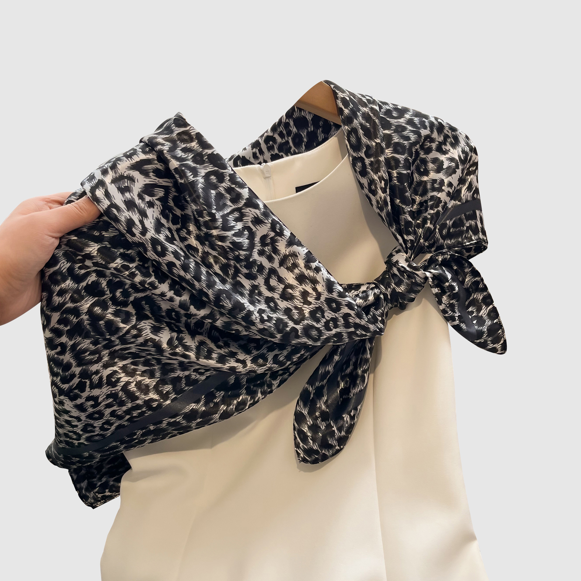 Wholesale Scarf in Printed Leopard Satin Silk Polyester 90x90 Custom Scarf 90x 90 Heauty Headwrap for Africa