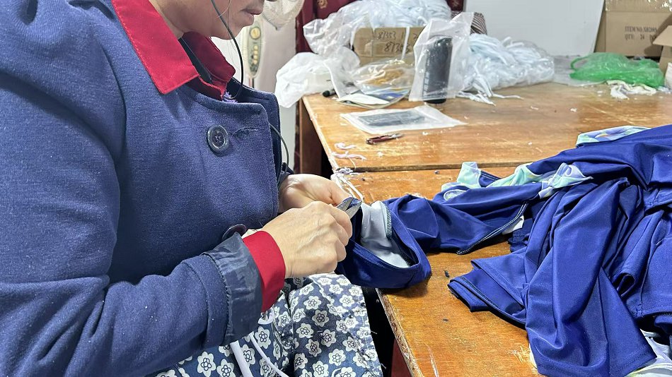 Thread trimming quality finishing process for scarves and fashion accessories