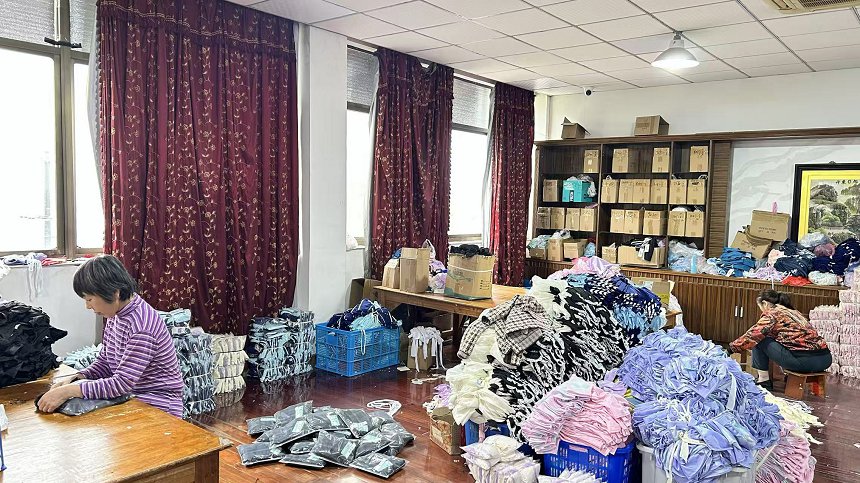 Final inspection and professional packaging of fashion accessories for export