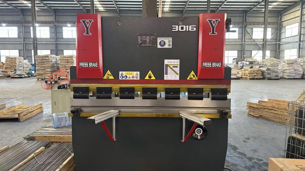 Iron wire bending and welding machine producing wire storage baskets and frames