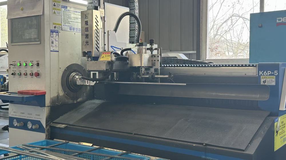 Metal pipe cutting process for shelves and shoe racks manufacturing