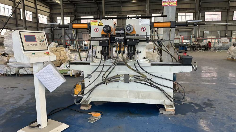 High-speed automatic pipe bending machine forming curved metal components