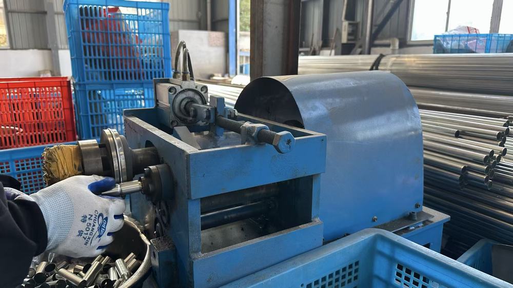 Blow-off machine cleaning storage product components before assembly